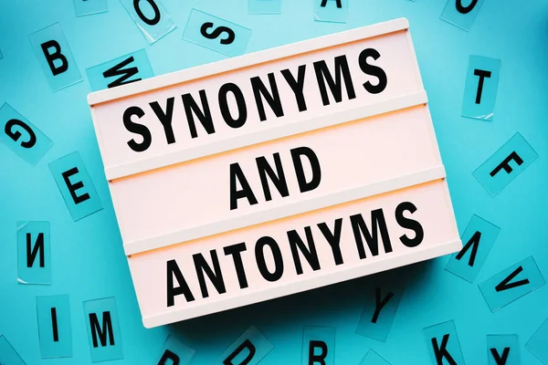 Synonyme Und Antonyme Konzept Mit Buchstaben Und Leuchtkasten — Stockfoto