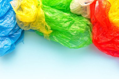 Renkli plastik torbalar, tüketim ve çevre kirliliği kavramı yığını