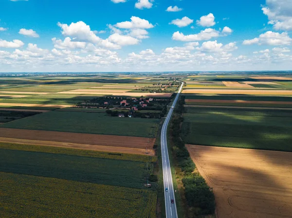 Widok Lotu Ptaka Drogi Przez Countryside Krajobraz Słoneczny Letni Dzień — Zdjęcie stockowe