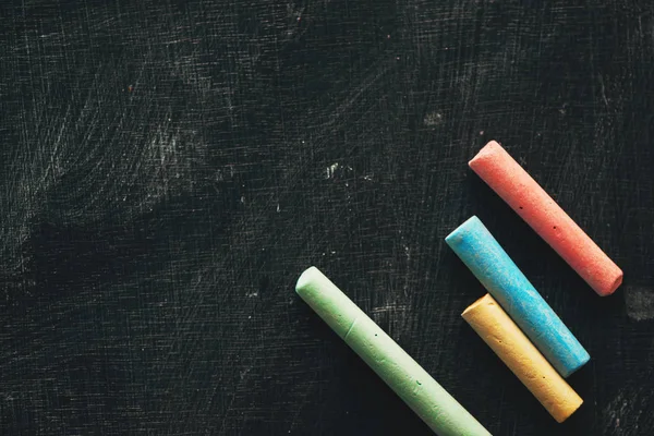 Kleurrijke Krijt Een Bord Concept Van Creativiteit Onderwijs — Stockfoto