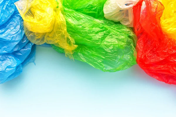 Renkli plastik torbalar, tüketim ve çevre kirliliği kavramı yığını