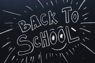 Sınıf kara tahta yazılı okula geri yeni dönem başlıyor