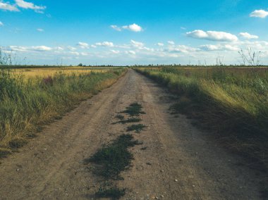 Boş ülke toprak yol sonsuza güneşli yaz gününde