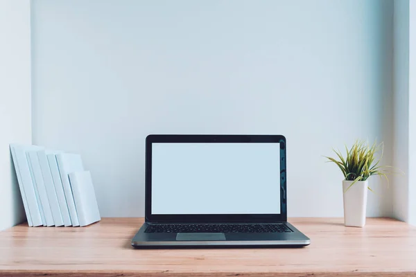 Laptop Computer Mit Leeren Attrappen Bildschirmkopierplatz Hellem Sonnigen Arbeitsbereich Büro — Stockfoto