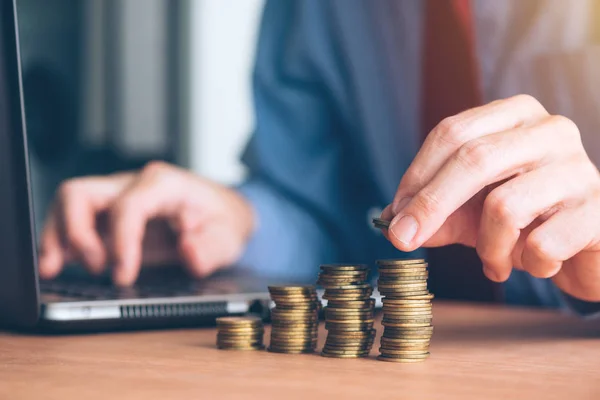 Finanzen Und Budgetierung Geschäftsmann Stapelt Münzen Auf Bürotisch — Stockfoto