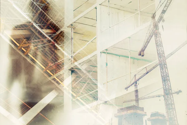 足場と建物のサイトを重ね合わせる男性的な男のシルエットと建設業の労働者概念の二重露光画像利用 — ストック写真