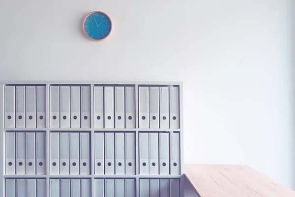 Aktenordner Büro Mit Uhr Der Wand Als Konzeptionelles Bild Für — Stockfoto