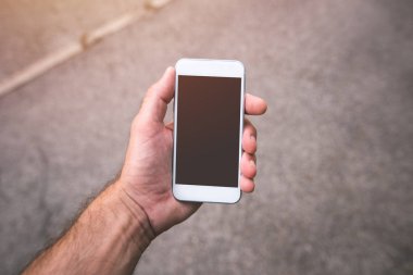 El smartphone ile alay kopya alanı, kentsel çevre sokakta modern çağdaş cep telefonu kullanan adam