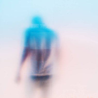 Silüeti tanınmaz üzgün depresif erkeksi adamla baş aşağı kirli cam pencere