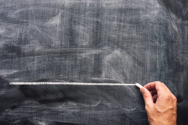 Hand Unterstreicht Mit Kreide Auf Der Schultafel Lehrer Betonen Etwas — Stockfoto