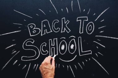 Sınıf kara tahta yazılı okula geri yeni dönem başlıyor