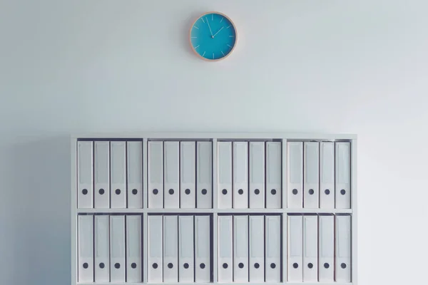 Aktenordner Büro Mit Uhr Der Wand Als Konzeptionelles Bild Für — Stockfoto