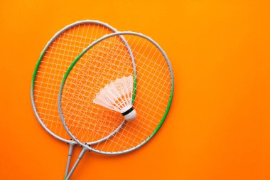 Badminton raket ve eğlence açık hava eğlence ve spor etkinliği için raketle