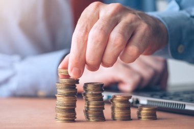 Madeni para stacker, muhasebe, bütçe ve vergi hesaplamalarını yaparken Office yığılmış para ile işadamı