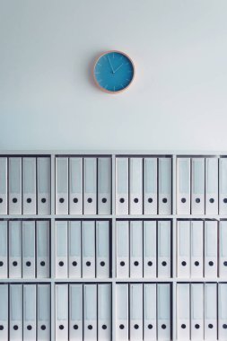 Belge yüzük bağlayıcı mali yıl muhasebe ve vergi dahil kopya alanı ile muhasebe için kavramsal görüntü olarak duvardaki saati ile iş ofiste