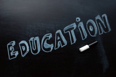 Eğitim kavramı, okul yazı tahtası beyaz marker kalem ile ilgili