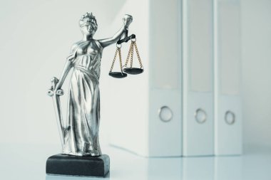 Belge yüzük bağlayıcı hukuk bürosunda adalet heykeli