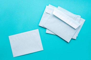 Mavi zemin üzerine beyaz posta zarflar alay et