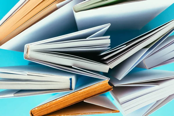 Mavi Arka Plan Eğitim Okuma Yazma Kavramı Üzerinde Yukarıdan Kitaplar — Stok fotoğraf
