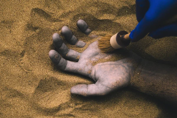 Судебный Эксперт Обнаружил Труп Закопанный Песке Пустыни Концептуальное Изображение Полицейского — стоковое фото
