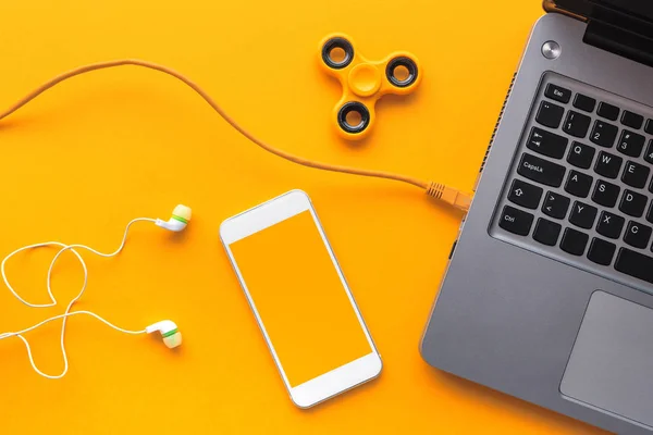Gadżety Należących Młodego Człowieka Laptop Smart Telefon Rezygnować Słuchawki Fidget — Zdjęcie stockowe
