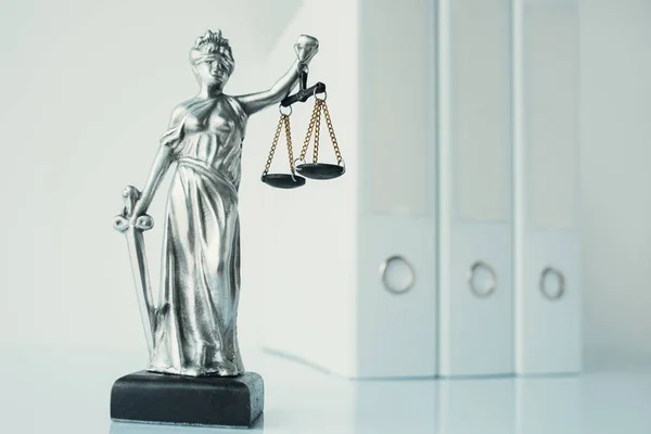 Patung Keadilan Wanita Dengan Pengikat Cincin Dokumen Kantor Hukum — Stok Foto
