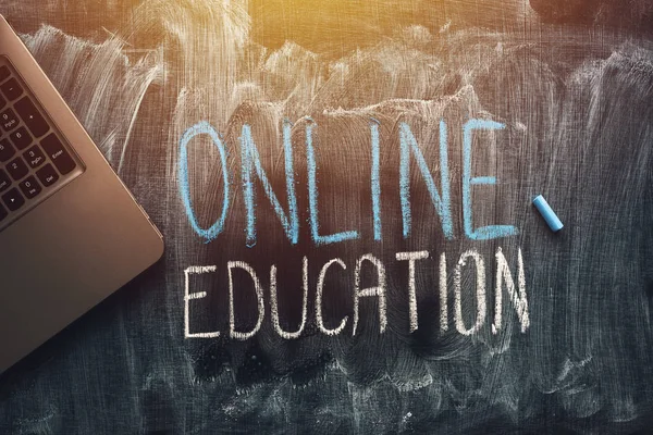 Online Education Concept Laptop Computer Dirty Blackboard Surface — Stock Photo, Image