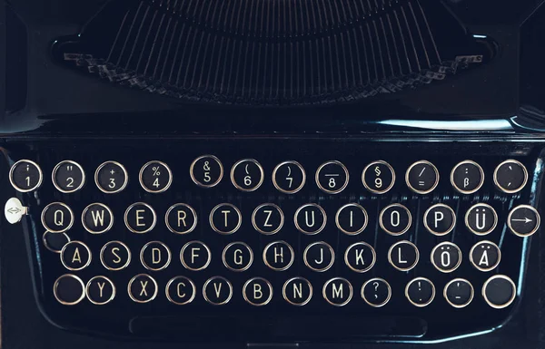 老式打字机机在作家桌上 顶部视图平躺在博客 新闻或诗歌写作的概念形象 — 图库照片