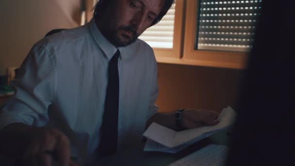 피곤된 피곤된 사업가 사업에 문서와 어두운 사무실에서 — 비디오