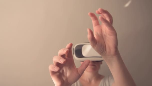 Женщина Погруженная Виртуальную Реальность Женщина Использующая Современные Гарнитуры Испытать Мультимедийный — стоковое видео