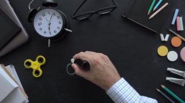 Pisagor teoremi, olarak da bilinen Pythagoras'ın teoremi, matematik dersinde tahtaya matematiksel formül yazma öğretmen okulla