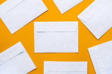 Sahte kopya yer olarak boş mesaj posta mektup zarfları üstten görünüm