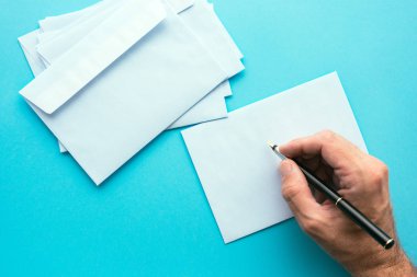 Eli boş beyaz zarf adresi sahte görüntü iletişim ve yazışma Temalar için yazma.