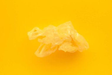 Sarı plastik torba, çevre kirliliği kavramsal arka plan görüntüsü