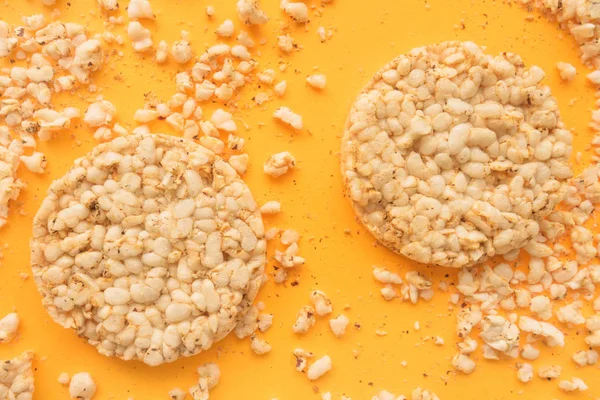 Flat Lay Crunchy Rice Cakes Yellow Background Overhead Top View — Stock Photo, Image
