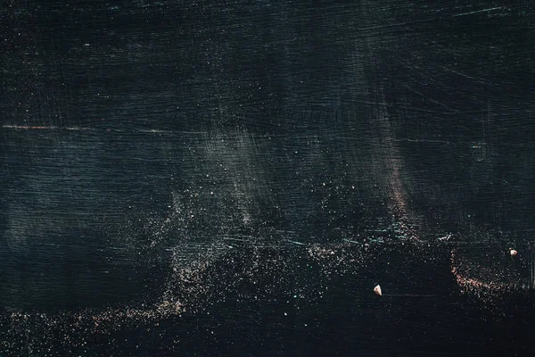 肮脏的黑板 散落在水面上的粉笔碎片 — 图库照片
