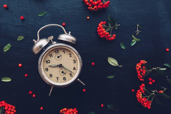 Flat Lay Orologio Epoca Sveglia Sfondo Nero Scuro Vista Dall — Foto Stock