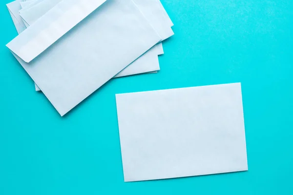 Witte Mail Enveloppen Mock Blauwe Achtergrond — Stockfoto