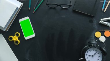 Okula geri, en iyi görünüm düz yatıyordu konsepti ile yazı tahtası ve yeşil ekran smartphone görüntülenme hızını sahte çeşitli eğitim aksesuarları