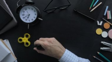 Öğretmen okul yazı tahtası üzerinde çok kültürlü kelime yazma