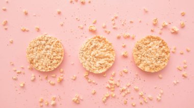 Pastel pembe arka plan, havai görünümü üst üzerinde düz yatıyordu gevrek pirinç kek