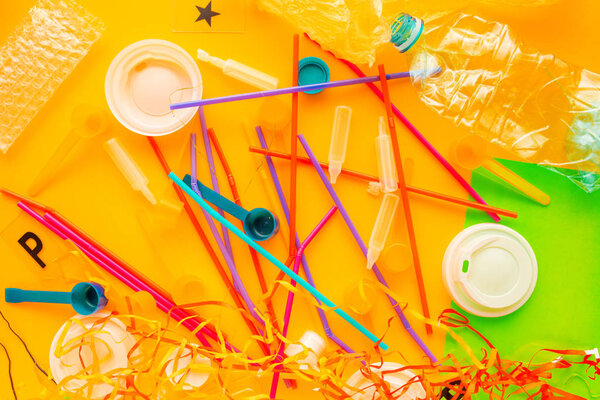 Красочный пластиковый мусор и мусор, концептуальный образ загрязнения окружающей среды и потребления
