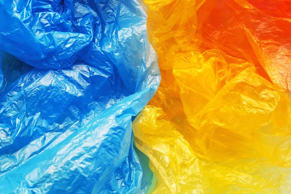 Renkli plastik torbalar, tüketim ve çevre kirliliği kavramı yığını