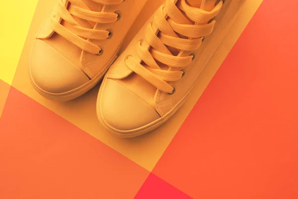 运动鞋鞋为青年生活方式概念 柔和色调黄色鞋子与拷贝空间 顶部看法 — 图库照片