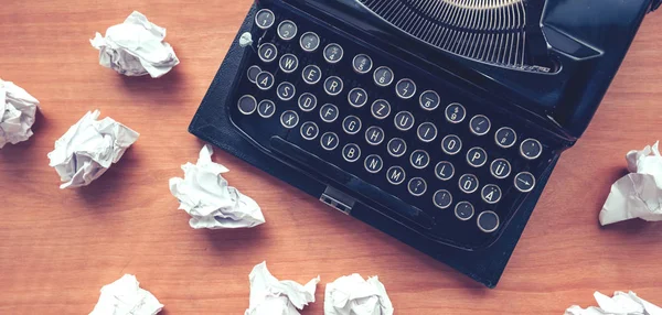 Daktilo ve çalışma masası üzerinde buruşuk Kağıt Writer's block konseptiyle