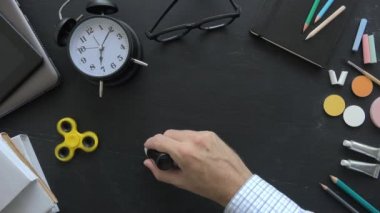 Bir artı bir eşittir iki tahtaya yazma matematik öğretmeni