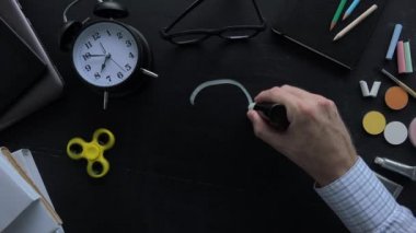 Eğitim sırasında soru işareti yazı tahtası, perplex ve karışıklık kavramı ve bu kadar çok soru yazma öğretmen