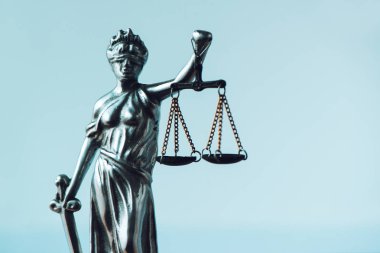 Bayan adalet heykeli hukuk bürosunda. Gözleri bağlı, denge ve kılıç ile heykelcik ahlaki güç kişileştirme yargı sisteminde ve 's kökenli Lustitia, adalet tanrıçası Roma mitolojisinde