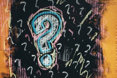 Karton kağıt, perplex ve karışıklık kavramı üzerinde kabataslak renkli soru işareti