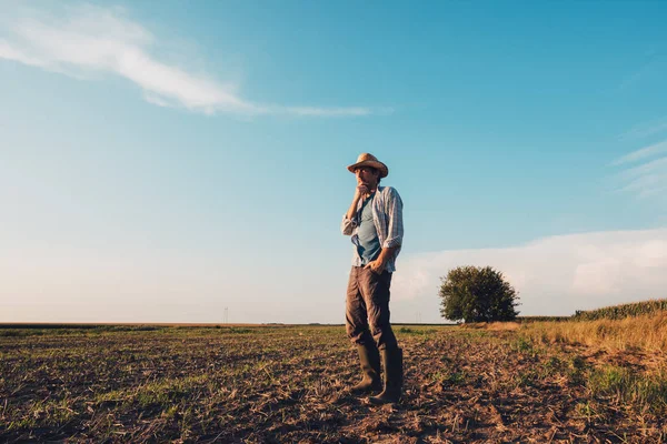 Ritratto Agricoltore Maschio Piedi Terreno Campo Vuoto Nudo Pensare Pianificare — Foto Stock